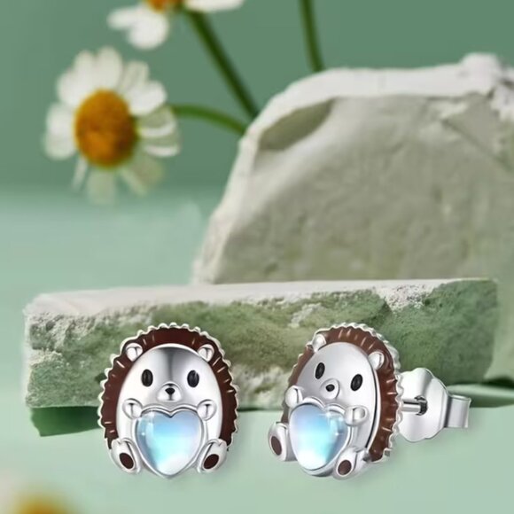 🌺 🌺 🌺Tiny Hedgehog Blue Heart Stud Earrings - Picture 1 of 4